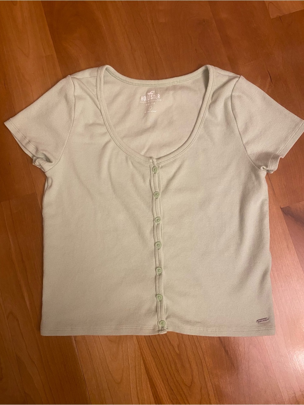 NWOT. Hollister Light Mint Green Short Sleeve Buttoned Top